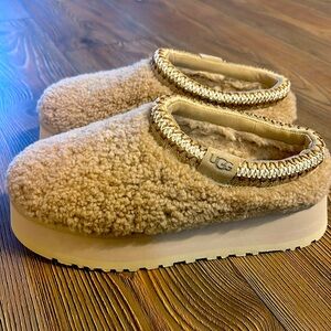 Tan maxi teddy ugg slippers
